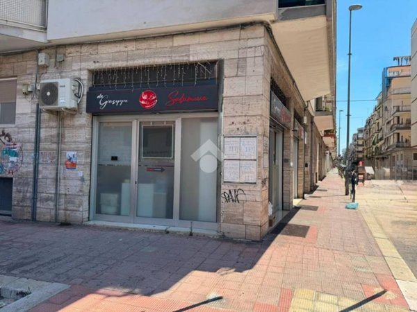 negozio in vendita a Bari in zona Carrassi