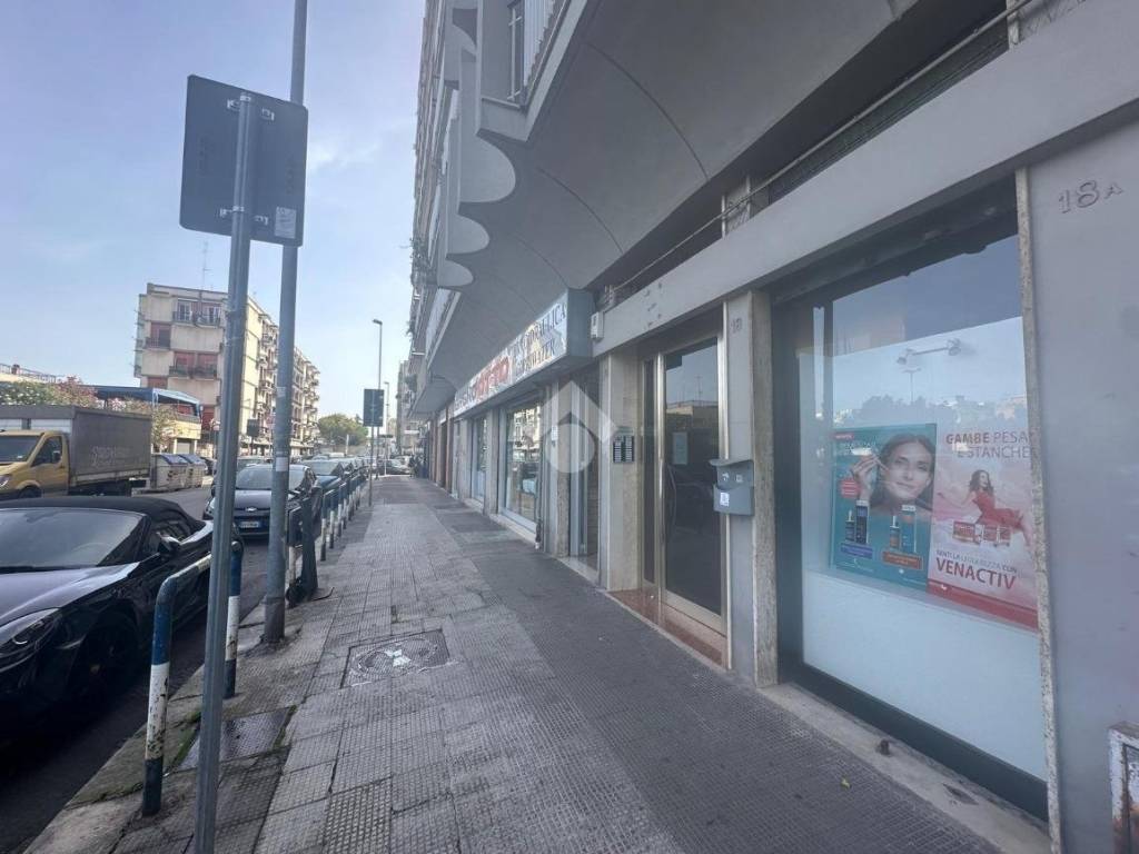 locale commerciale in vendita a Bari in zona Poggiofranco
