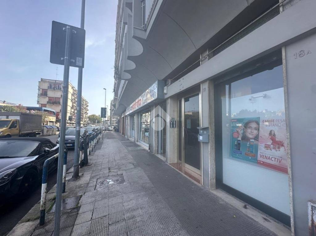 locale commerciale in vendita a Bari in zona Poggiofranco