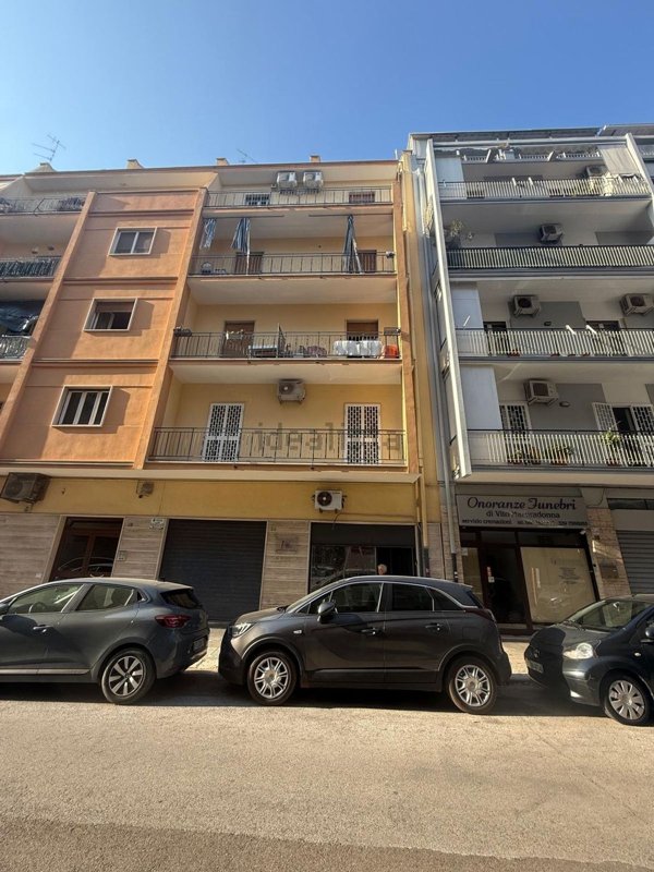 locale commerciale in vendita a Bari in zona Carrassi