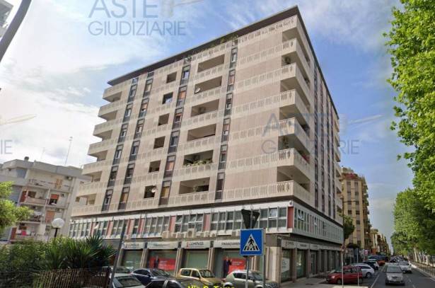 negozio in vendita a Bari in zona Carrassi