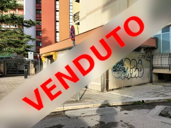 negozio in vendita a Bari in zona Carrassi