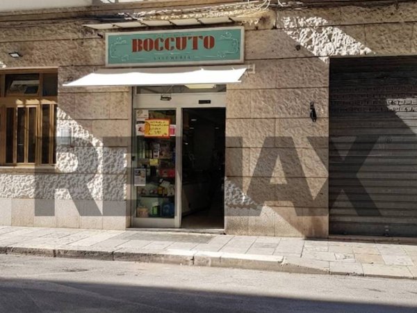 negozio in vendita a Bari in zona Carrassi