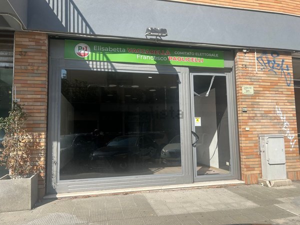 locale commerciale in vendita a Bari in zona Poggiofranco