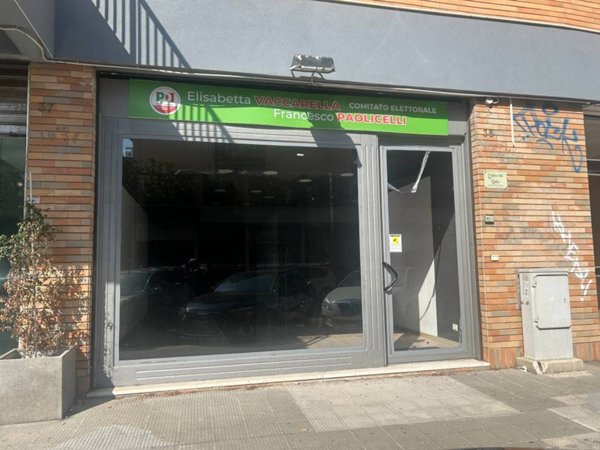 negozio in vendita a Bari in zona Poggiofranco