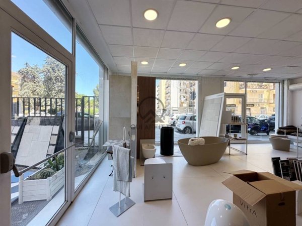 negozio in vendita a Bari in zona Poggiofranco
