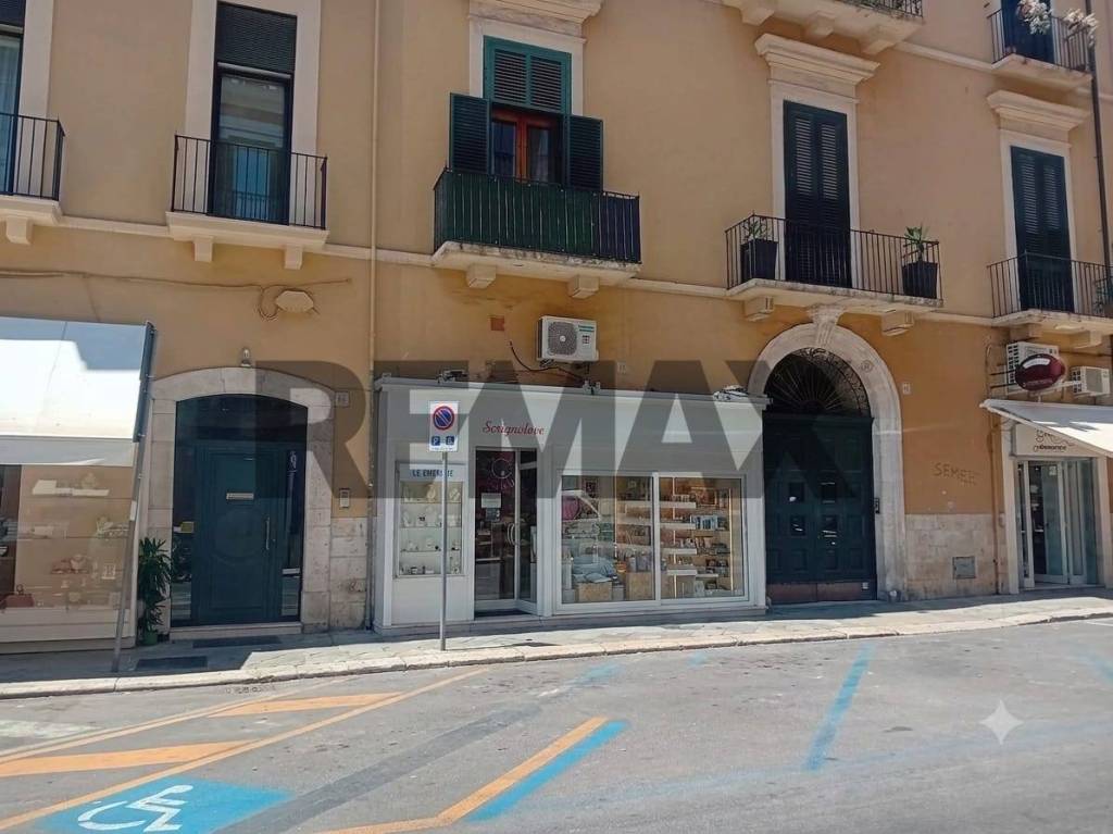 negozio in vendita a Bari in zona Murat