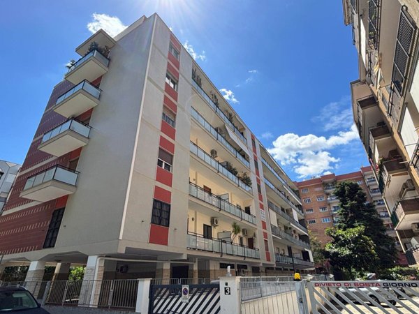 locale commerciale in vendita a Bari in zona Poggiofranco