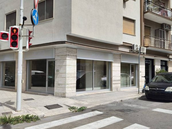 negozio in vendita a Bari in zona Carrassi