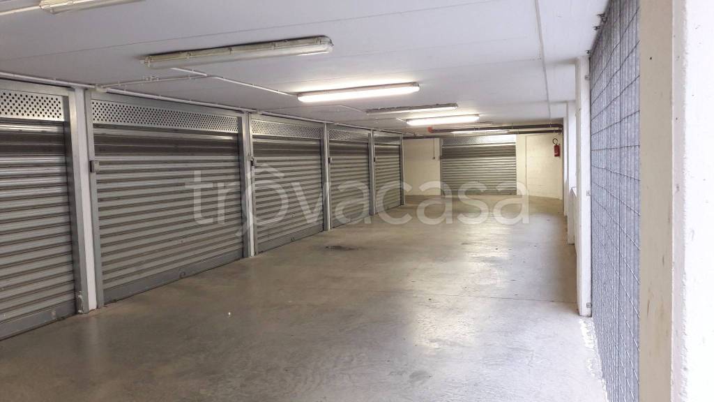 box auto in vendita a Bari in zona Picone