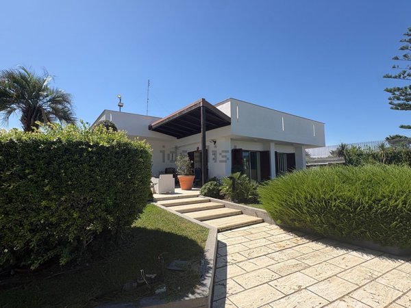 casa indipendente in vendita a Bari in zona Torre a Mare
