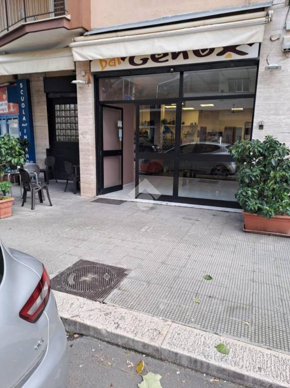 locale commerciale in vendita a Bari in zona Picone