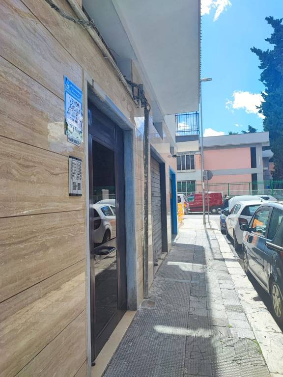 locale di sgombero in vendita a Bari in zona Carrassi