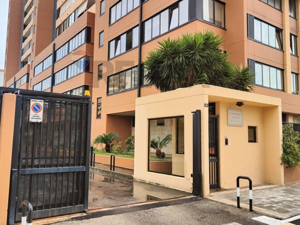 negozio in vendita a Bari in zona Mungivacca