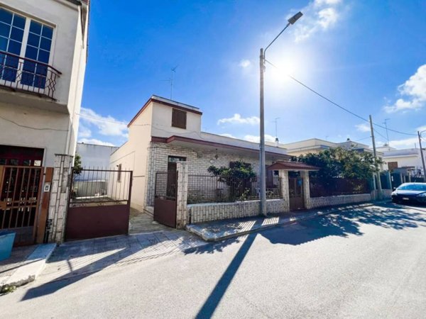 casa indipendente in vendita a Binetto