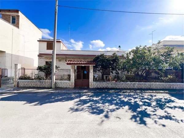 casa indipendente in vendita a Binetto