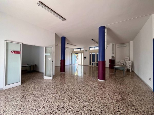 locale commerciale in vendita a Bitetto