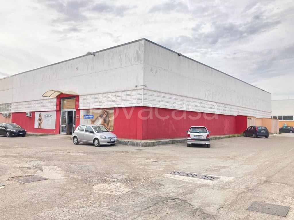 locale commerciale in vendita a Bitonto
