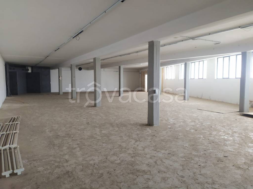 locale commerciale in vendita a Bitonto in zona Palombaio