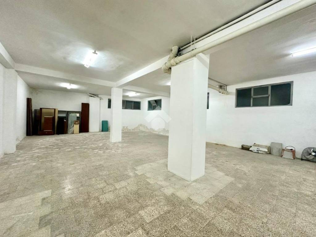 locale commerciale in vendita a Bitonto