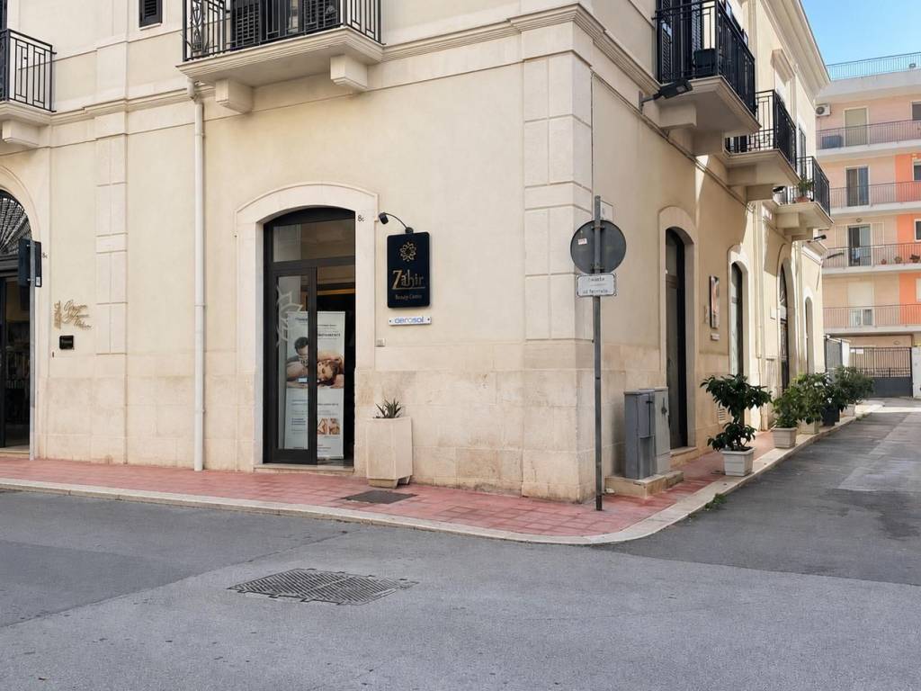 negozio in vendita a Bitonto in zona Centro Città