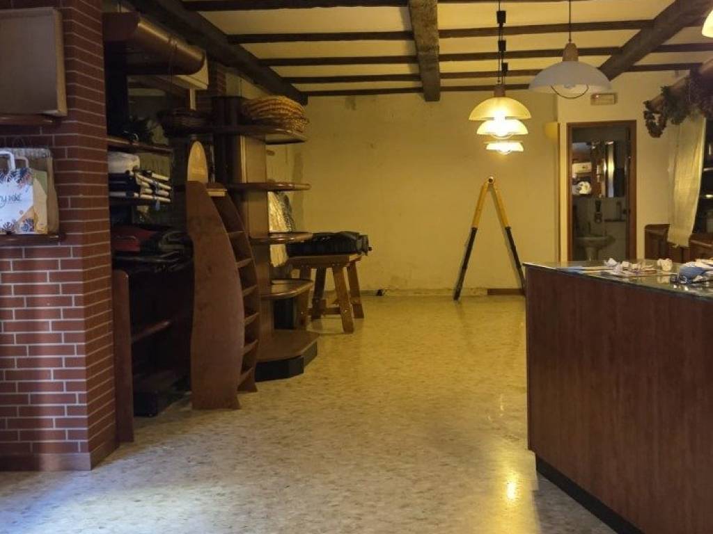 negozio in vendita a Bitonto in zona Centro Città