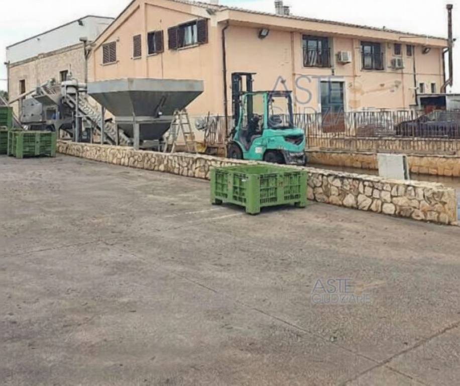 locale commerciale in vendita a Bitonto in zona Mariotto
