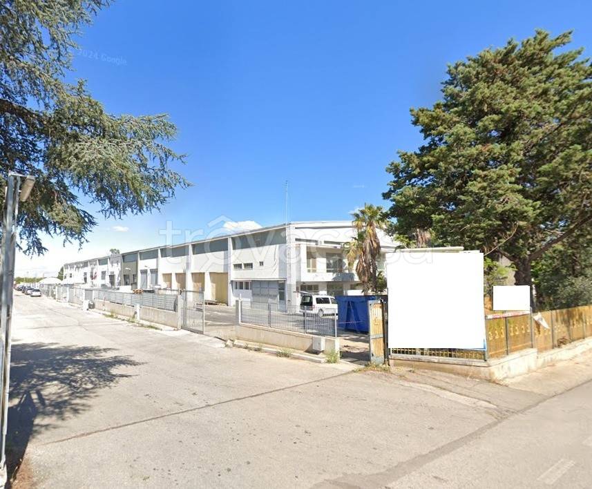 locale commerciale in vendita a Capurso