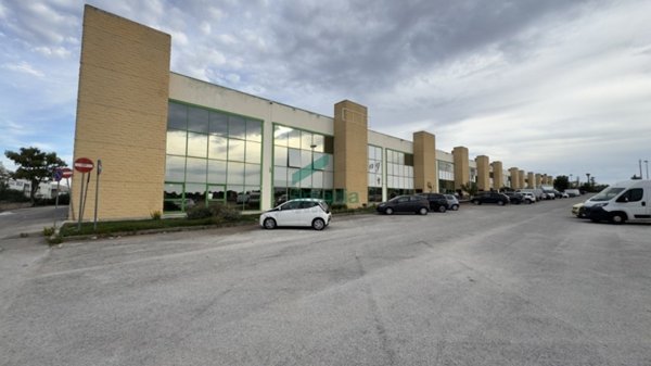 locale commerciale in vendita a Casamassima