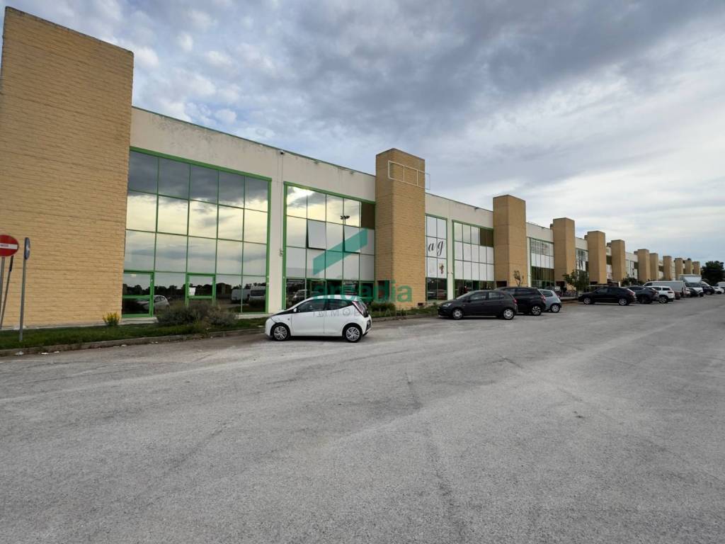 locale commerciale in vendita a Casamassima