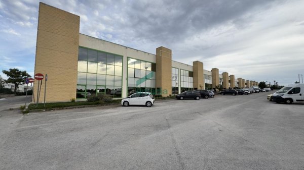 locale commerciale in vendita a Casamassima