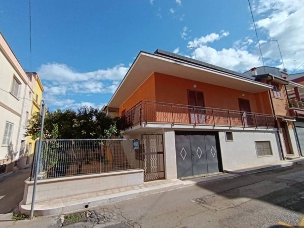 casa indipendente in vendita a Cassano delle Murge