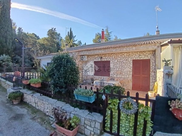 casa indipendente in vendita a Cassano delle Murge