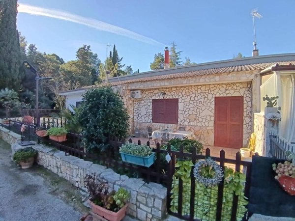 casa indipendente in vendita a Cassano delle Murge