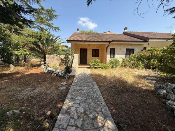 casa indipendente in vendita a Cassano delle Murge