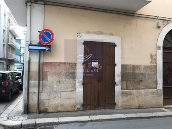 locale commerciale in vendita a Corato