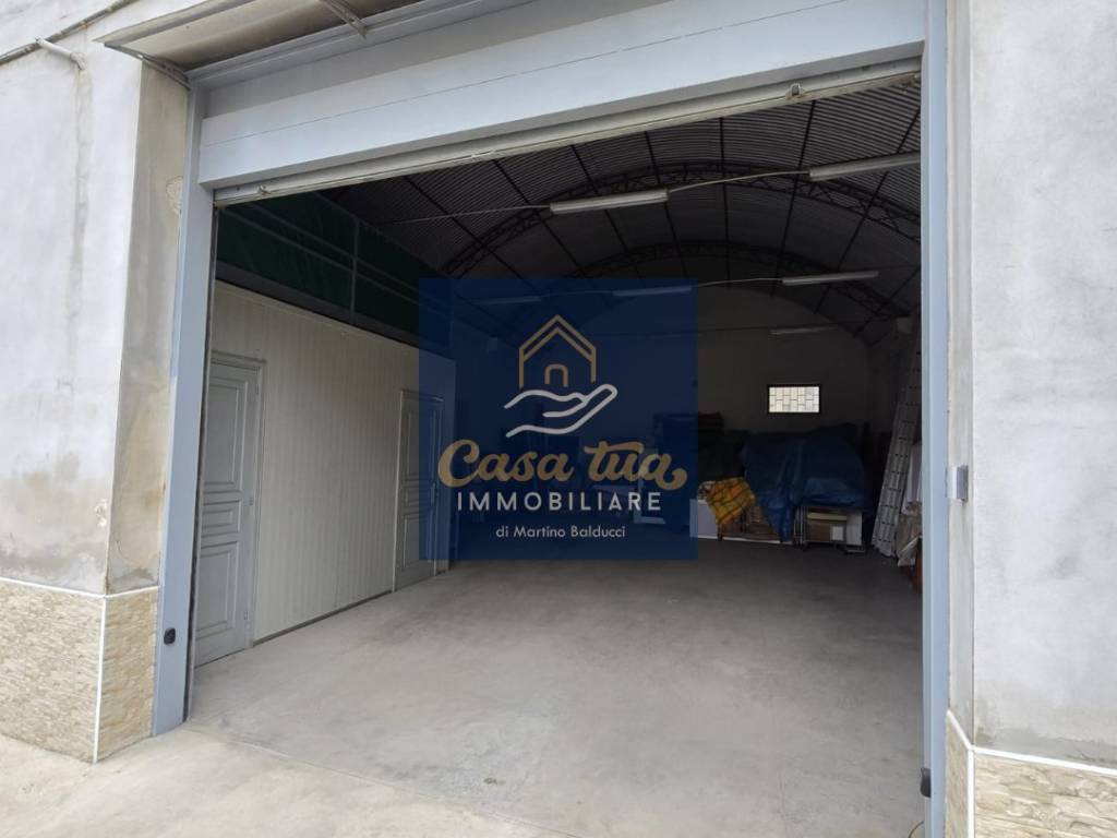 locale commerciale in vendita a Corato