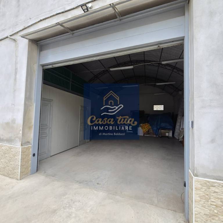 locale commerciale in vendita a Corato