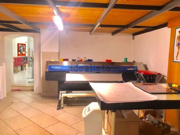 locale commerciale in vendita a Corato