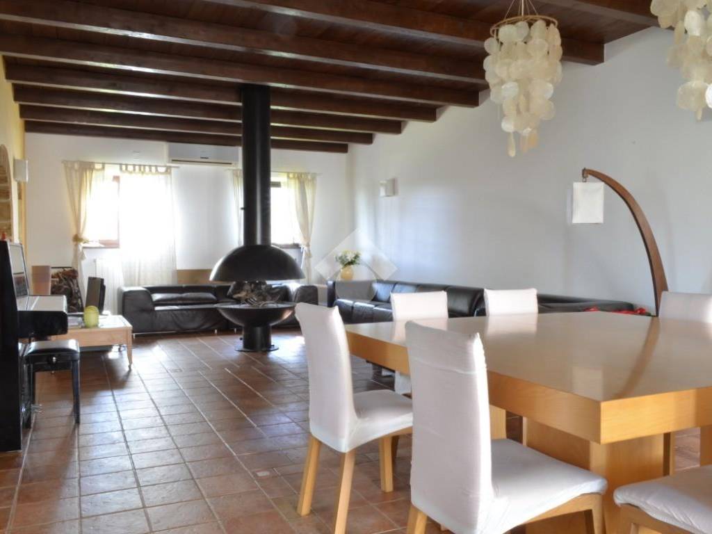 casa indipendente in vendita a Gioia del Colle