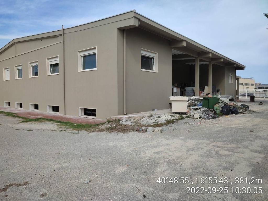 locale commerciale in vendita a Gioia del Colle