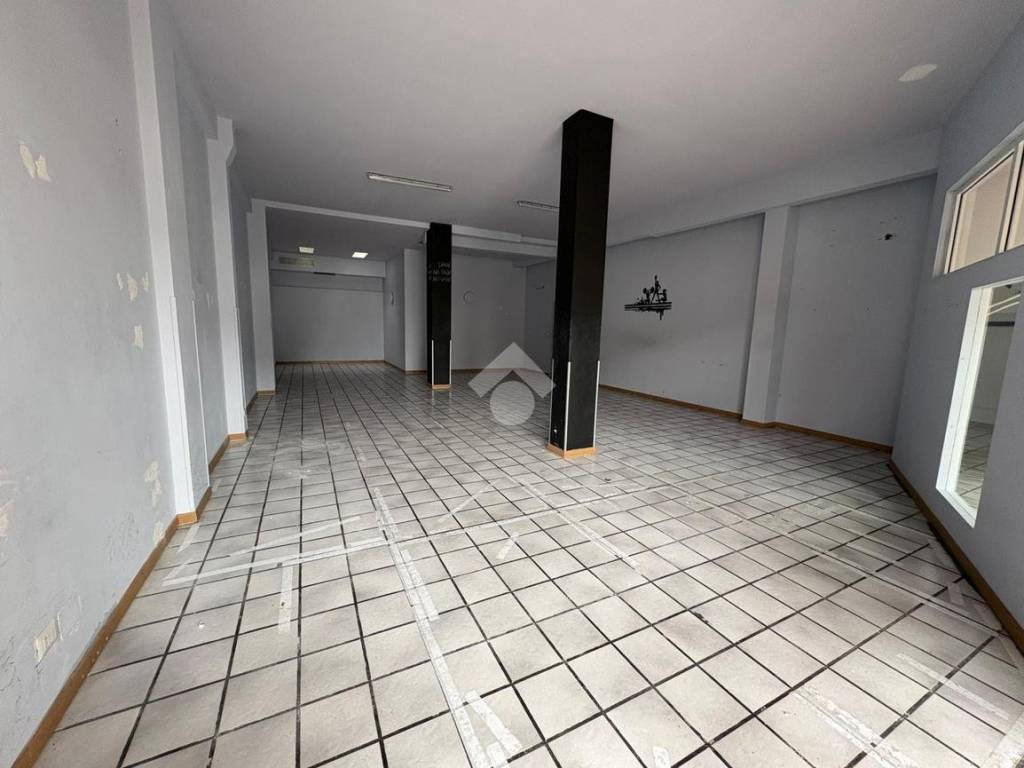 negozio in vendita a Gioia del Colle