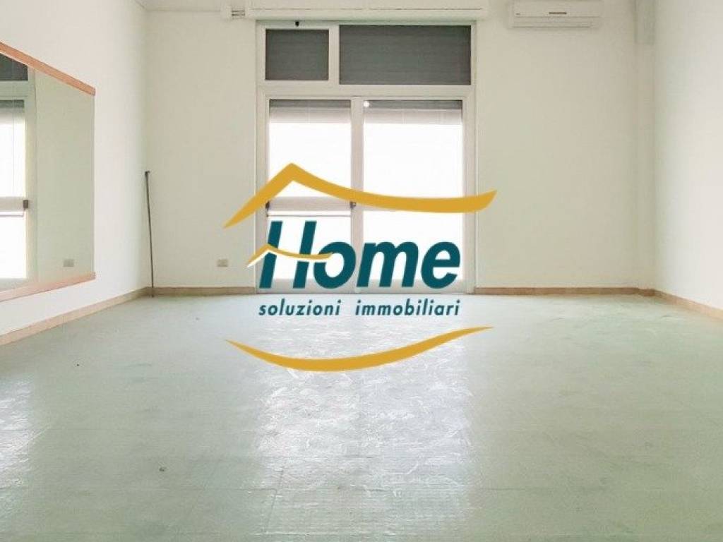 negozio in vendita a Gioia del Colle