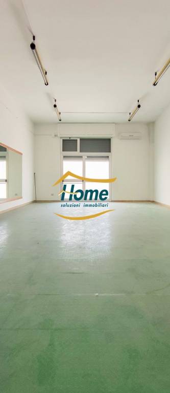 negozio in vendita a Gioia del Colle