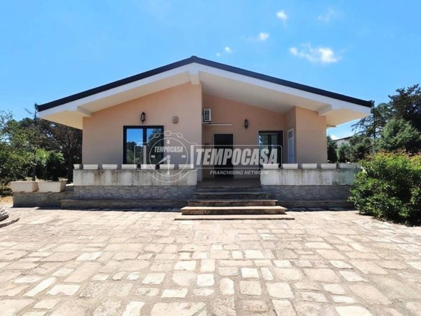 casa indipendente in vendita a Gioia del Colle in zona Masseria Albanese