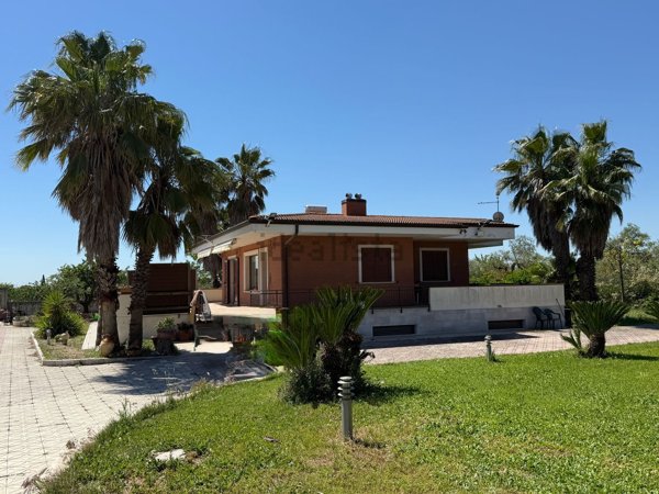 casa indipendente in vendita a Gioia del Colle in zona Villaggio Azzurro