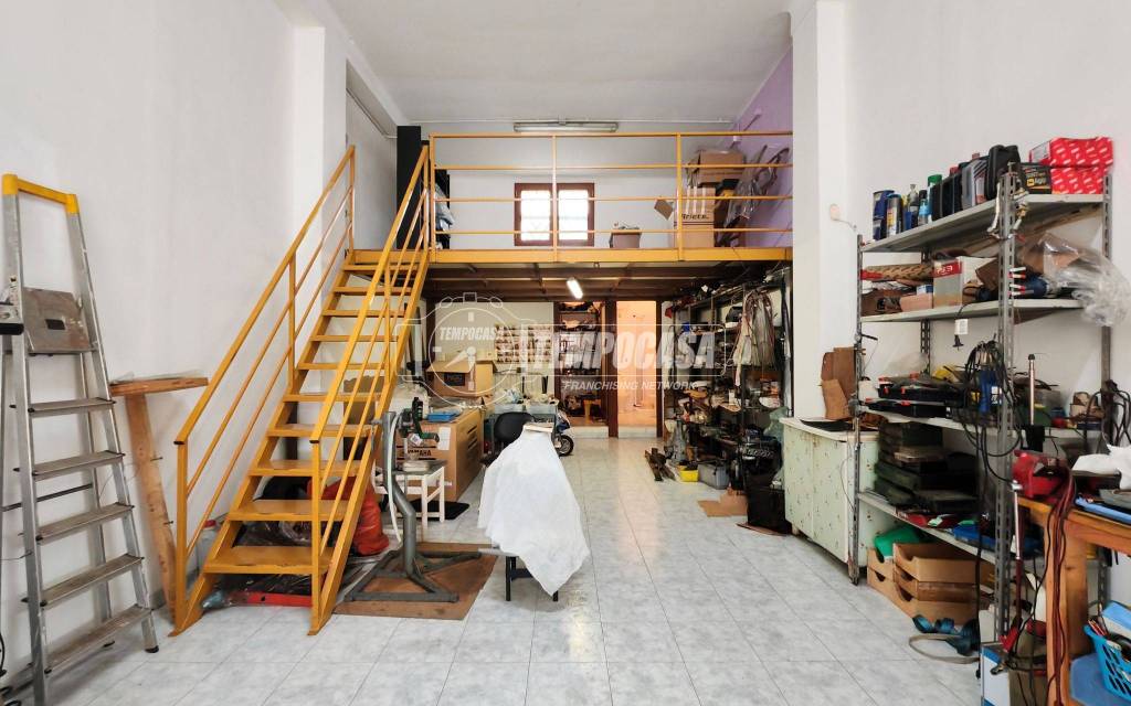 negozio in vendita a Gioia del Colle in zona Monte Sannace