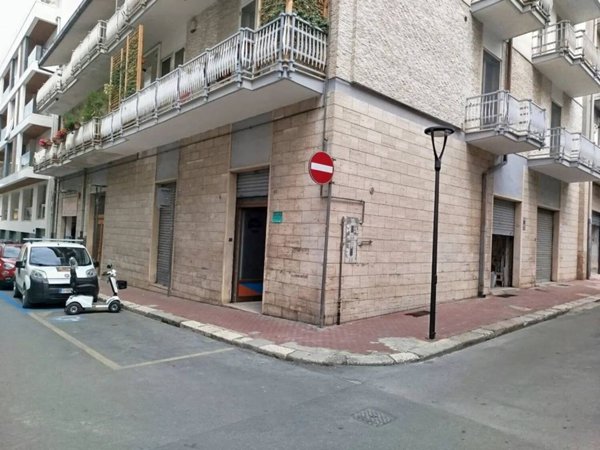 negozio in vendita a Gravina in Puglia in zona Centro Città