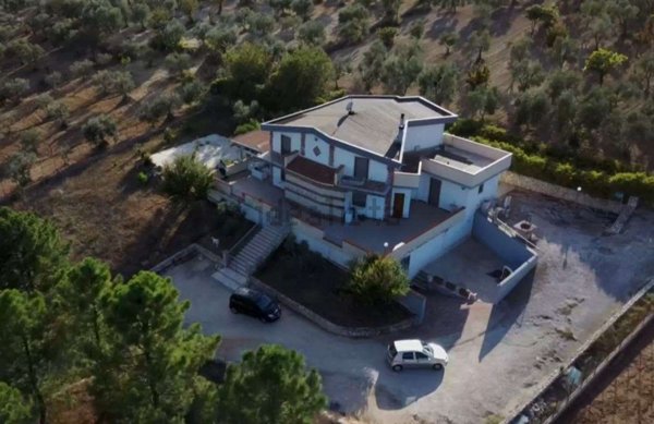 casa indipendente in vendita a Gravina in Puglia