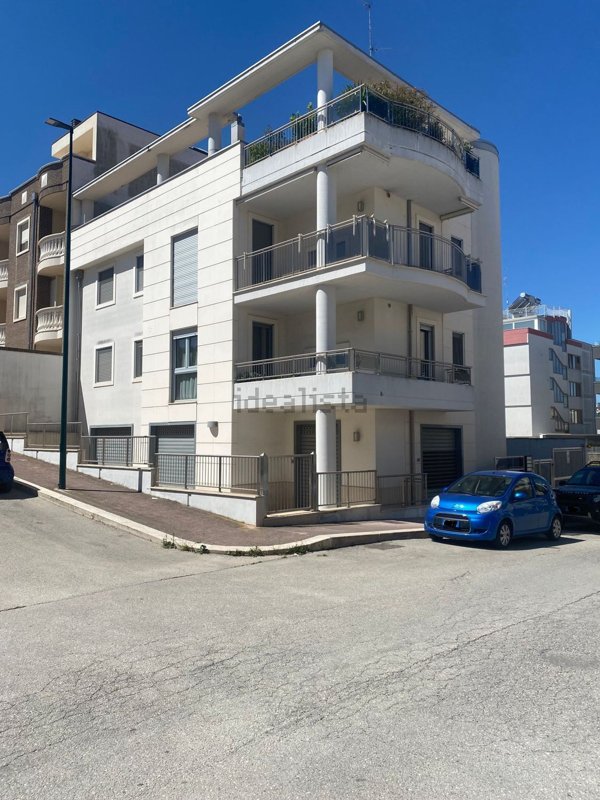 locale commerciale in vendita a Gravina in Puglia